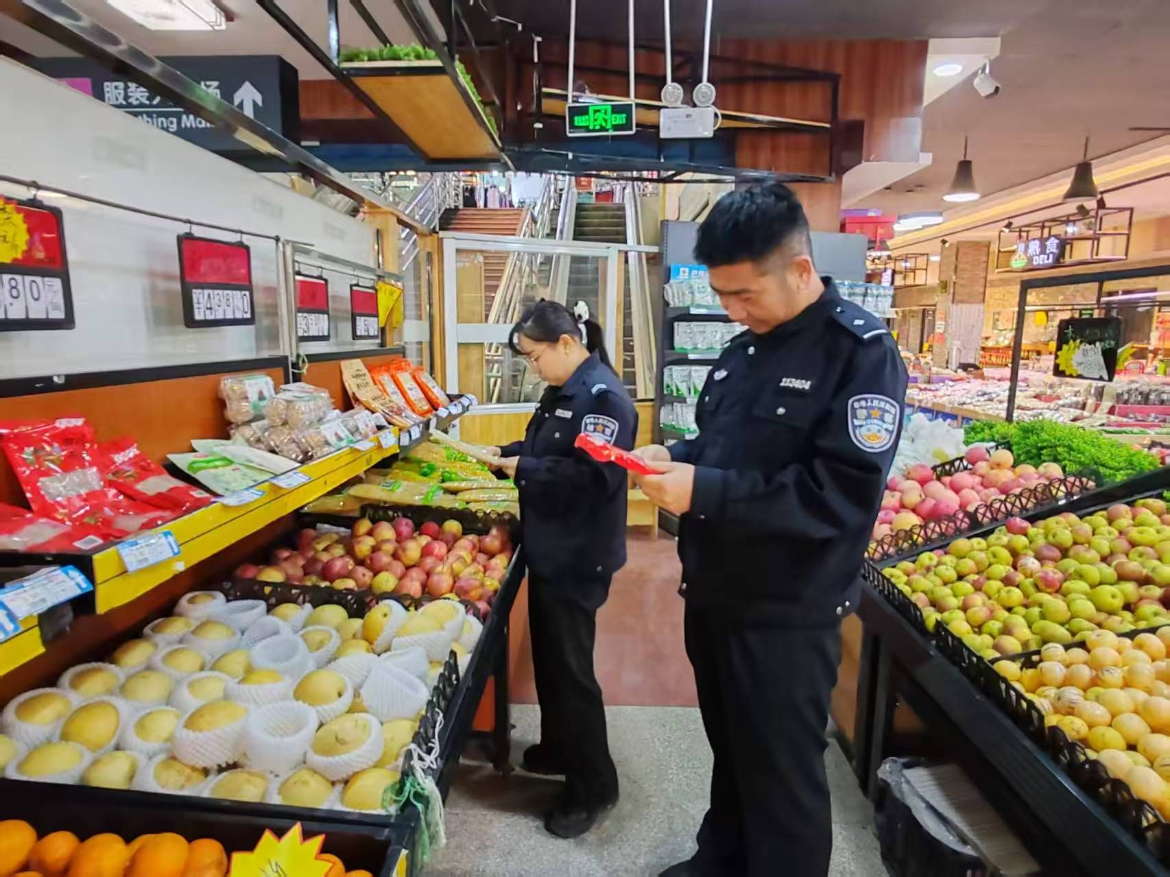 磴口縣公安局環食藥偵大隊聯合市場監管部門開展節前食品安全專項檢查，守護群眾“舌尖上的安全”